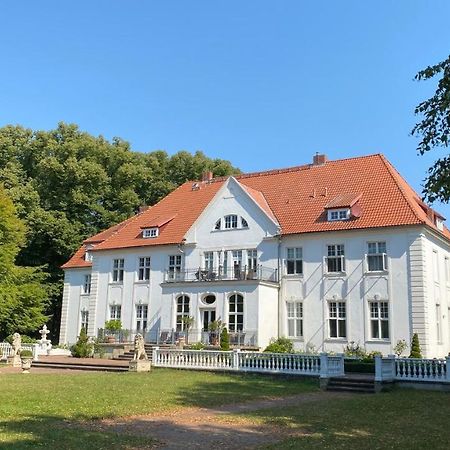 Schloss Badow Exteriör bild