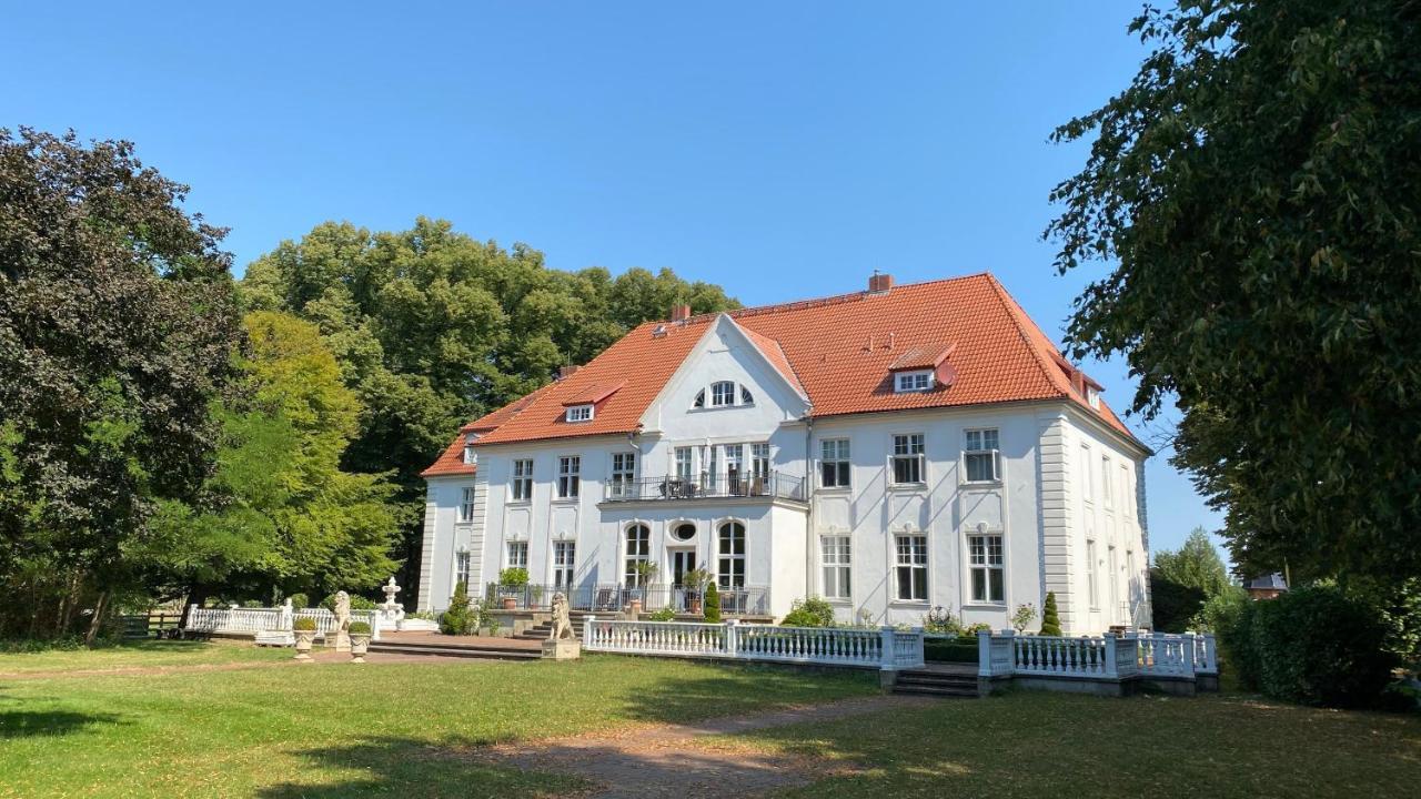 Schloss Badow Exteriör bild